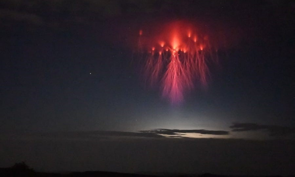 Kinh ngạc ảnh 'sứa đỏ' xuất hiện giữa bầu trời trong cơn giông bão