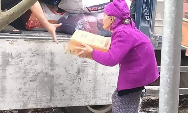 Cụ bà 93 tuổi ôm thùng mì gửi cho đồng bào bị lũ lụt