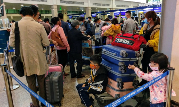 Sân bay Tân Sơn Nhất tấp nập khách về quê ăn Tết sớm