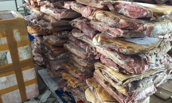 Tạm giữ hơn 1,4 tấn thịt heo đông lạnh không có dấu kiểm dịch