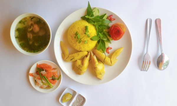 Thưởng thức cơm gà 52 lừng danh tại Đồng Nai: Vị ngon ngọt khó cưỡng của gà thả vườn