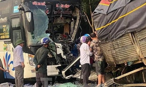 Bình Phước: Xe khách đấu đầu xe tải, 1 người tử vong thương tâm