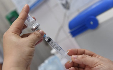 Lãnh đạo xã lấy 'vắc xin dư' tiêm cho người thân