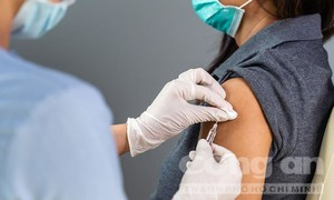 Bác sĩ và nhân viên giữ xe Trung tâm y tế móc nối tiêm vắc xin có thu tiền