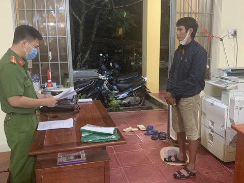 Bắt đối tượng dùng xăng dọa giết vợ con