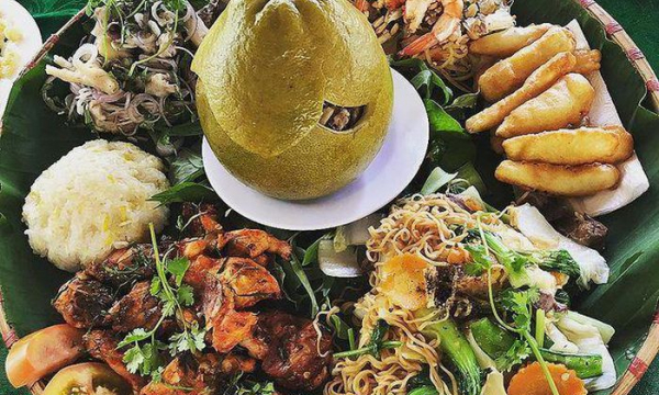 Gà thả vườn vùi mình trong trái bưởi: Đặc sản thơm ngon nức tiếng ở Đồng Nai