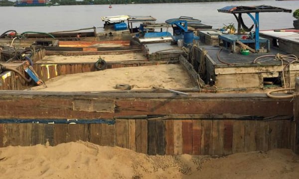 Bị phát hiện hút cát lậu trên sông Đồng Nai, 'cát tặc' tháo chạy