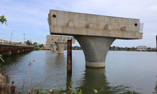 Cầu 150 tỷ ở Quảng Nam, 4 năm xây được 4 trụ bê tông