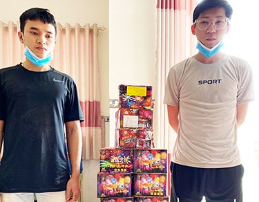 Bắt giữ 2 đối tượng tàng trữ gần 38 kg pháo nổ