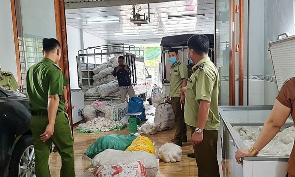 Khởi tố một phụ nữ tội 'Buôn bán hàng giả là thực phẩm'