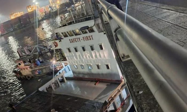 'Cắt ngọn' giải cứu tàu thủy kẹt ở gầm cầu Đồng Nai