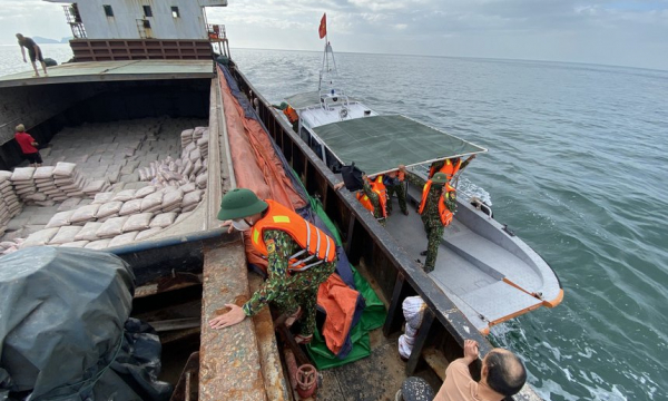 Tàu chở hơn 2.329 tấn xi măng có nguy cơ bị chìm ở Cù Lao Chàm