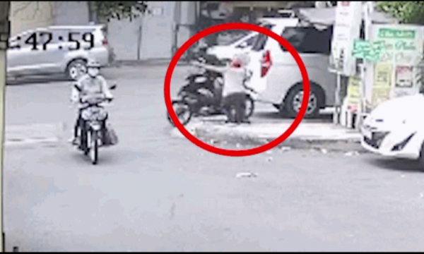 Clip: Cướp táo tợn áp sát, giật túi xách của nam phóng viên ở Đồng Nai