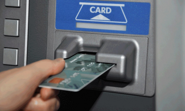 Cảnh giác khi được nhờ “chuyển tiền giúp” tại cây ATM