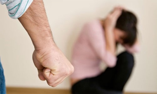 Chồng nhậu xỉn về đánh vợ, bị vợ cầm kéo đâm tử vong