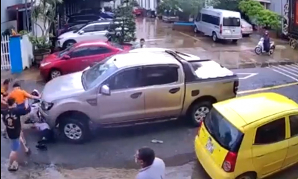 Kinh hãi clip 3 người đi ôtô bị đánh gục giữa đường ở TP Long Khánh