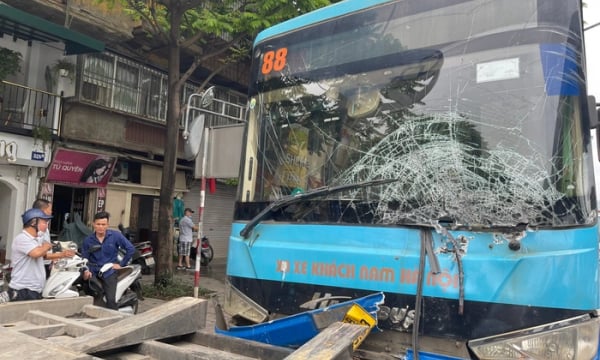 Xe 3 bánh chở bó sắt xuyên thủng đầu xe buýt giữa phố Hà Nội