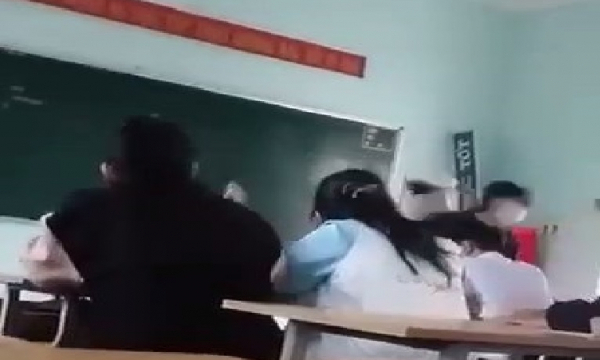 Kỷ luật nữ sinh dùng mũ bảo hiểm đánh bạn trước mặt thầy giáo tại lớp