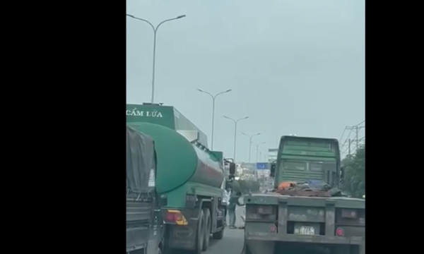 CLIP: Ớn lạnh 2 tài xế container cầm dao chém tài xế xe tải ben ở Đồng Nai