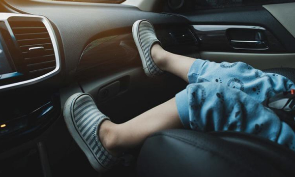 Khuyến nghị trẻ em dưới 12 tuổi không được ngồi ghế trước xe ô tô