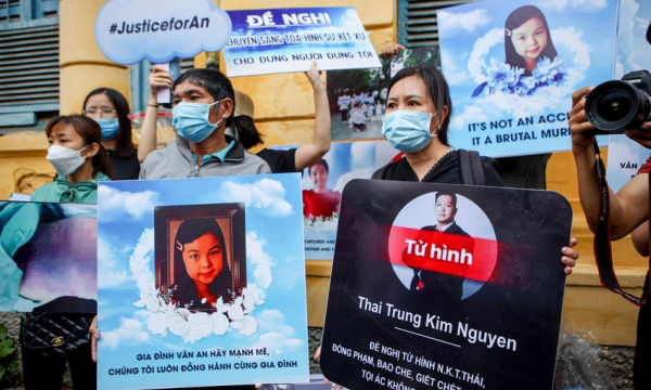 Nhiều người dân đến Tòa án TP.HCM xem phiên xử vụ bé 8 tuổi ở Bình Thạnh bị hành hạ đến chết