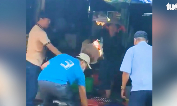 Video: Hình ảnh xôn xao ở Bình Phước, một số người quản lý chợ và tiểu thương bán cá xô xát, tạt nước qua lại