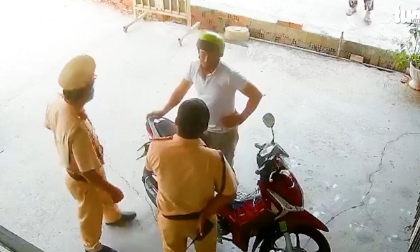 Video: Người đàn ông đến chốt CSGT báo mình bị đánh, sau đó đánh luôn cảnh sát giao thông