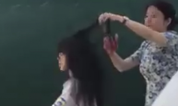 Cô giáo dùng kéo cắt tóc của nữ sinh lớp 10 ngay trong lớp học