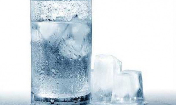 8 tác hại khi uống nước đá vào ngày hè nắng nóng