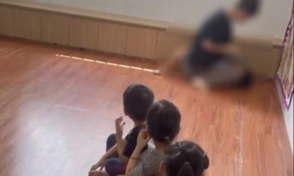 TP HCM: Điều tra cô giáo mầm non ngồi lên trẻ để cho ăn
