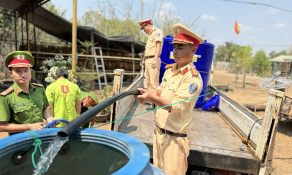 Bộ đội, Công an mang nước sạch tận nhà ứng cứu huyện vùng biên