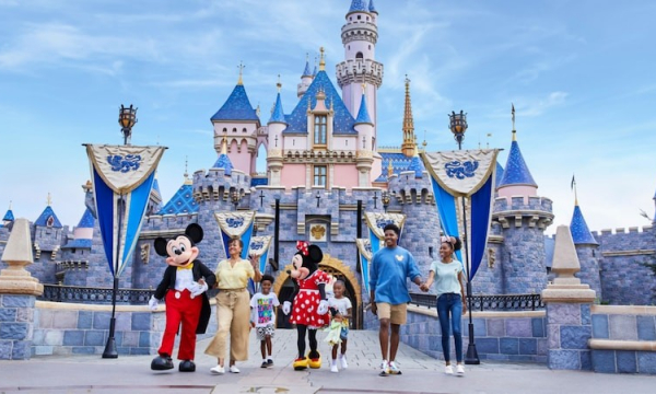 Vì sao không máy bay nào được phép bay qua công viên Disneyland?