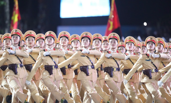 Ấn tượng màn diễu binh đêm sơ duyệt của lực lượng Công an nhân dân