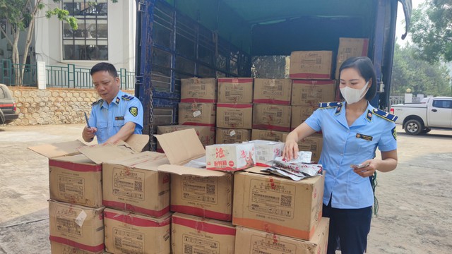 Ngăn chặn 15.500 gói cánh vịt ăn liền nhập lậu rao bán qua mạng xã hội