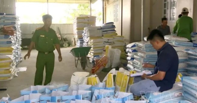 Bạc Liêu: Phát hiện kho làm giả thức ăn tôm hơn 37 tấn