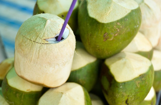 Dừa tươi “cháy” hàng