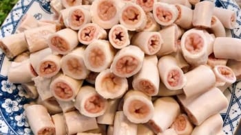 Mổ ngàn con heo/ngày, vài năm mới có 1 bộ lòng se điếu tự nhiên, sao bán đầy thị trường?