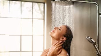 Tắm ban ngày hay trước khi đi ngủ: Thói quen nào tốt hơn cho sức khỏe?
