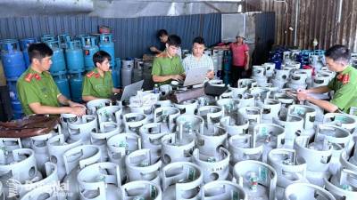 Bắt quả tang cơ sở sang chiết gas giả với số lượng lớn ngay phường Long Bình Tân: Toàn tem dán thương hiệu nổi tiếng!