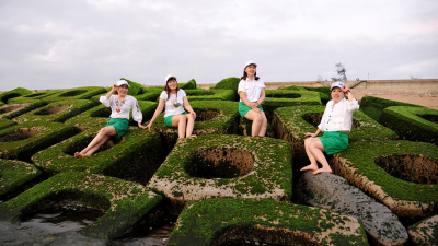 Bãi rêu dọc bờ kè Xóm Rớ (Phú Yên) đã trở thành điểm check-in thu hút nhiều du khách gần xa