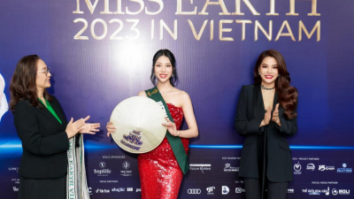 Trưởng BTC Miss Earth 2023 trao sash cho thí sinh Miss Earth