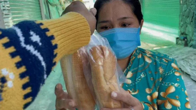 Mùa dịch lặn lội đường xa lấy đồ từ thiện mà chỉ nhận được… 2 ổ bánh mì, người phụ nữ bật khóc khi mở phần nhân bánh bên trong