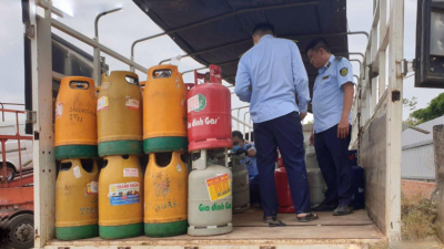 Lại phát hiện gần 1.200 bình gas, 26,5 tấn đường Thái Lan 