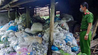 Bắt quả tang một hộ gia đình thu gom 13,5 tấn rác găng tay y tế chuẩn bị 