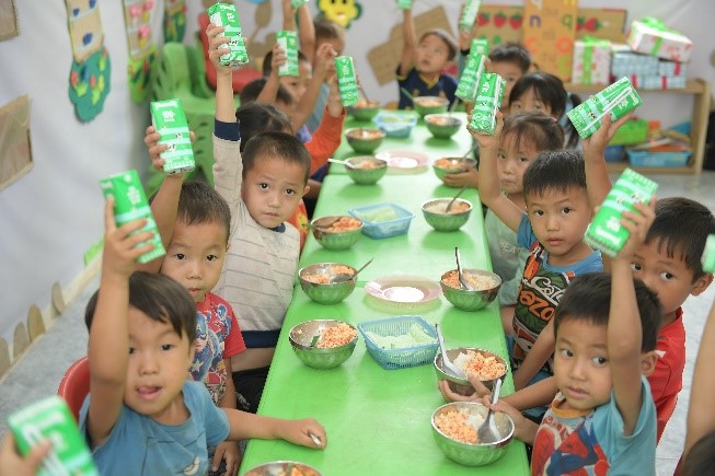 Vinamilk & Quỹ Sữa Vươn Cao Việt Nam năm thứ 17: Thêm nhiều bữa ăn có sữa cho trẻ em