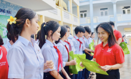 Bình Thuận: Trao tặng túi thân thiện môi trường cho các em học sinh huyện đảo Phú Quý