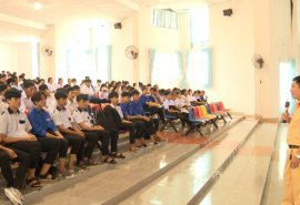 Bình Phước: Công an thị xã Chơn Thành phổ biến pháp luật về an toàn giao thông cho hơn 500 học sinh, sinh viên