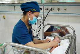 Đồng Nai: Cứu sống bé trai sinh non hơn 25 tuần, nặng 900 gam