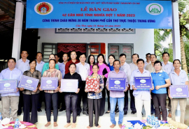 Cần Thơ: Bàn giao 8 căn nhà tình nghĩa cho gia đình chính sách tại huyện Phong Điền