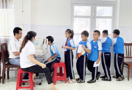 Ninh Thuận: Khám, đo tật khúc xạ và hỗ trợ kính mắt cho học sinh